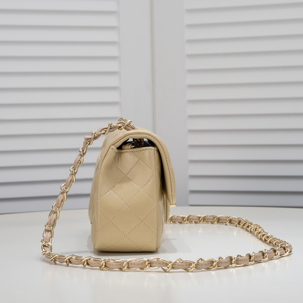 シャネルバッグ背面デザイン